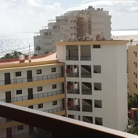 Playa Del Ingles. Al Lado Del Océano